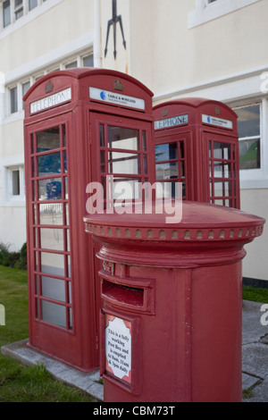 Atlantico del Sud, Isole Falkland Port Stanley. Vecchio stile Britannico rosso rotondo mailbox Foto Stock