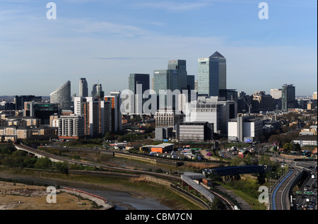 Vedute aeree di Docklands e da Canary Wharf visto dal lato est di Londra Foto Stock