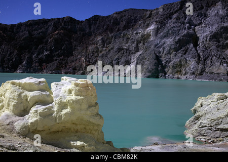 Agosto 12, 2011 - vista notturna di acido lago del cratere su Kawah Ijen Volcano, Java, Indonesia. Foto Stock
