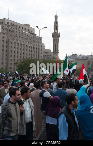 Massa pacifica dimostrazione di Fratellanza Musulmana sostenitori in piazza Tahrir al Cairo, il 18 novembre 2011 Foto Stock