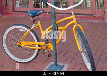 Giallo bicicletta parcheggiata su State Street in "Santa Barbara, California Foto Stock