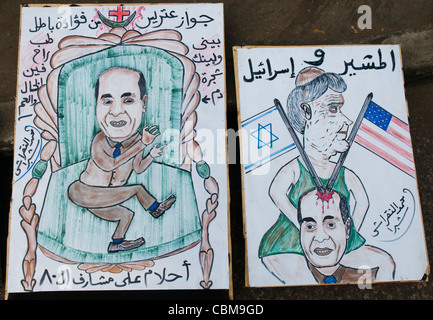 Disegnate a mano posters presentati a una dimostrazione di Fratellanza Musulmana sostenitori in piazza Tahrir al Cairo, il 18 novembre 2011 Foto Stock