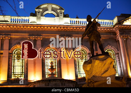 Windows di Belfast city hall con boer war memorial in primo piano belfast Irlanda del Nord Regno Unito Regno Unito Foto Stock