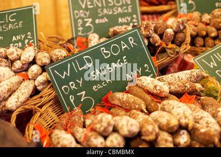 Selezione di salatura a secco a base di carne tra cui salsicce di cinghiale su uno stallo nel mercato continentale belfast Irlanda del Nord Regno Unito Regno Foto Stock