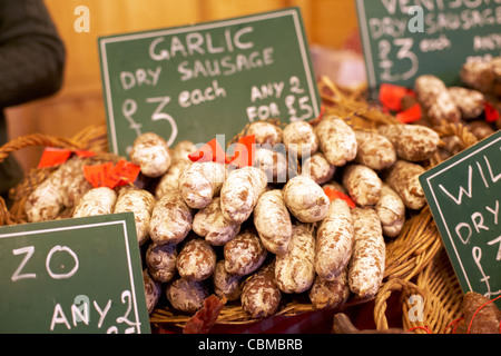 Selezione di salatura a secco le salsicce di carne tra cui aglio su una fase di stallo nel mercato continentale belfast Irlanda del Nord Regno Unito Foto Stock