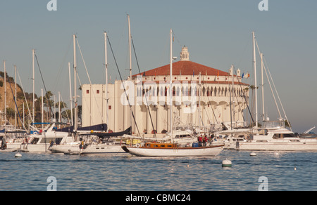 Vista sud dell isola Catalina Casino e Museo con barche a vela in primo piano Foto Stock