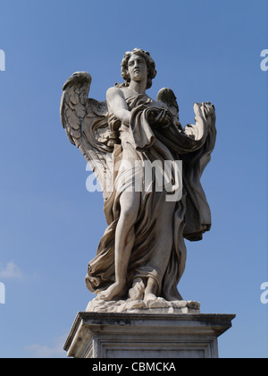 Angelo statua sul ponte accanto a Castel Sant'Angelo Roma Foto Stock