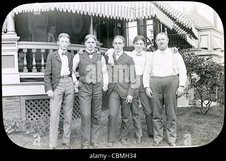 Circa 1900 antica fotografia di un gruppo di uomini padre e figli a una riunione di famiglia. Stati Uniti d'America, eventualmente Ohio. Foto Stock