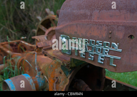 Vecchio 'Fordson Major Diesel' abbandono del trattore e ruggine di distanza Foto Stock