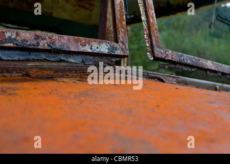 Vecchio arrugginito blitz carrello abbandonato e ruggine tranquillamente lontano Foto Stock