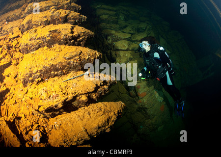 Bombe ancora memorizzata all'interno del relitto Umbria, Wingate Reef, Mar Rosso, Sudan Foto Stock