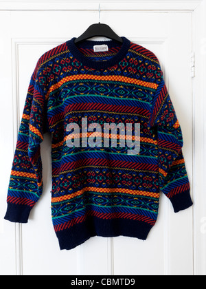 Multi colore ponticello di lana realizzato nel Fair Isle Scozia appeso sulla porta Foto Stock