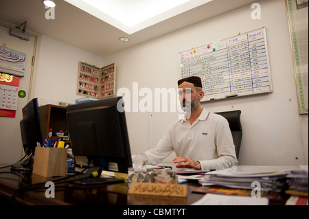 Il sig. Haq, il responsabile della moschea di Kowloon & Centro Islamico, nel suo ufficio Foto Stock