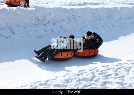 I bambini lo scorrimento verso il basso nel galleggiante gonfiabile, Harbin, Cina Foto Stock