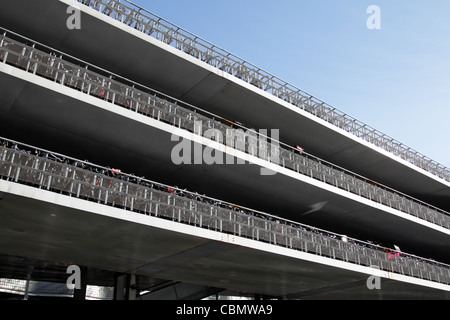 Un multipiano parcheggio biciclette in est ad Amsterdam in Olanda Foto Stock