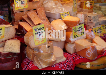 Il formaggio in vendita su un mercato olandese in stallo in Amsterdam Paesi Bassi Foto Stock