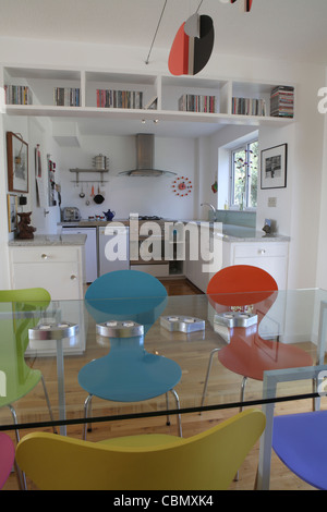 Zona pranzo e cucina, Casa modernista interno, Aldeburgh, Suffolk, Regno Unito Foto Stock