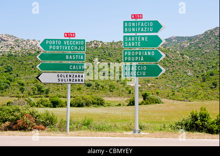 Segnaletica direzionale alle principali città della Corsica, Francia Foto Stock