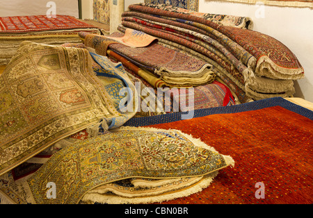 Real tappeti orientali giacciono su un mucchio di vendere il negozio di vendita vendita venduto costosi orient lana Seta valore prezioso colore multi colorata Foto Stock