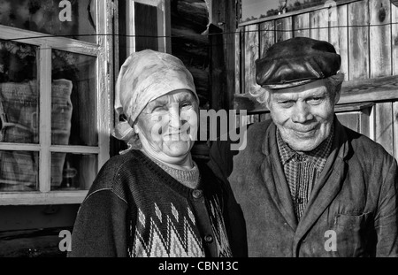 Gli agricoltori poveri a casa in vestiti semplice ritratto nella luce del sole in Listvyanka vicino a Irkutsk in Siberia Russia Foto Stock