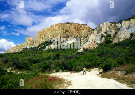 Anomalia eroso scarpata pendenza argilla Paritea scogliere vicino a Omarama, Waitaki Valley, North Otago, Isola del Sud, Nuova Zelanda Foto Stock