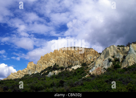 Anomalia eroso scarpata pendenza argilla Paritea scogliere vicino a Omarama, Waitaki Valley, North Otago, Isola del Sud, Nuova Zelanda Foto Stock