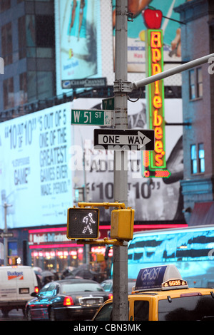 La segnaletica stradale e traffico a 51st Street midtown Manhattan e Broadway, New York New York, Stati Uniti d'America Foto Stock