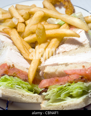 Turchia club sandwich pane di segale patatine fritte e un anello di cipolla Foto Stock