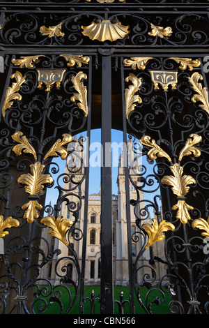 Chiuso cancelli ornati di tutte le anime College di Oxford 2 Foto Stock