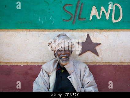 Ritratto di Senior bianco Turbanned barbuto uomo nero nella parte anteriore del Somaliland bandiera dipinta, Baligubadle Somaliland Foto Stock