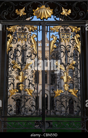 Chiuso cancelli ornati di tutte le anime College di Oxford Foto Stock