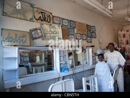 Interno del Barbiere giovane ragazzo Getting Taglio capelli Boorama Somaliland Foto Stock