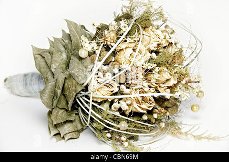 Alcuni bouquet nuziale sbiadito in un grappolo di strawflowers, isolato su bianco. Foto Stock