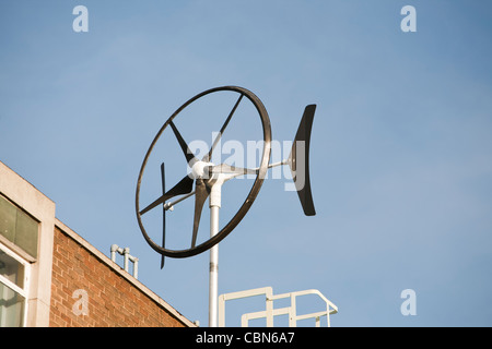 Una turbina eolica ad asse verticale a Newcastle campus dell Università di Northumberland, Regno Unito. Foto Stock