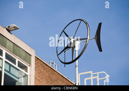 Una turbina eolica ad asse verticale a Newcastle campus dell Università di Northumberland, Regno Unito. Foto Stock