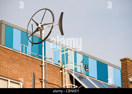 Una turbina eolica ad asse verticale a Newcastle campus dell Università di Northumberland, Regno Unito. Foto Stock