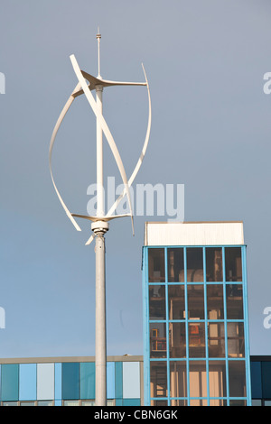 Una turbina eolica ad asse verticale a Newcastle campus dell Università di Northumberland, Regno Unito. Foto Stock