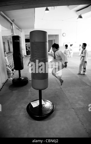 Taekwondo classe di allenamento presso il BoTao Taekwondo scuola nella palestra di Chaoyang, Pechino Foto Stock