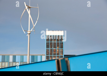 Una turbina eolica ad asse verticale a Newcastle campus dell Università di Northumberland, Regno Unito. Foto Stock