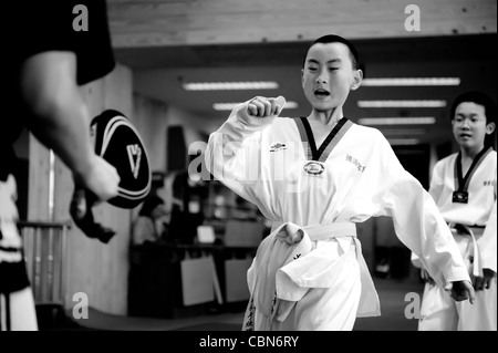 Taekwondo classe di allenamento presso il BoTao Taekwondo scuola nella palestra di Chaoyang, Pechino Foto Stock