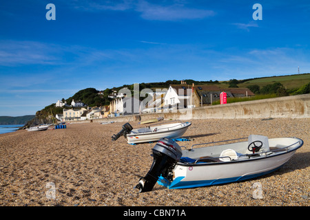 Gommoni sulla spiaggia di Torcross, Sud prosciutti, Devon. Piccole barche a motore tirato sopra l alta marea sulla spiaggia di ciottoli. Foto Stock