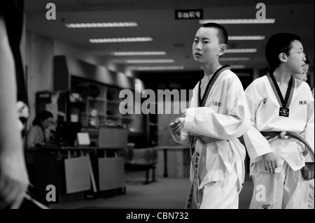 Taekwondo classe di allenamento presso il BoTao Taekwondo scuola nella palestra di Chaoyang, Pechino Foto Stock