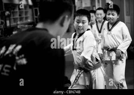 Taekwondo classe di allenamento presso il BoTao Taekwondo scuola nella palestra di Chaoyang, Pechino Foto Stock