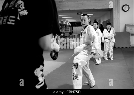 Taekwondo classe di allenamento presso il BoTao Taekwondo scuola nella palestra di Chaoyang, Pechino Foto Stock