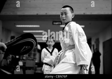 Taekwondo classe di allenamento presso il BoTao Taekwondo scuola nella palestra di Chaoyang, Pechino Foto Stock