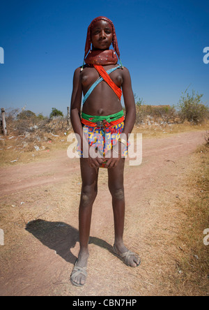 Miss Twenmona, una Ragazza dalla tribù Mumuhuila, Hale Village, Angola Foto Stock