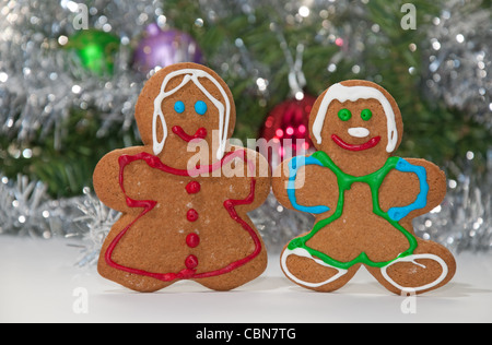 Gingerbread l uomo e la donna tenendo le mani Foto Stock