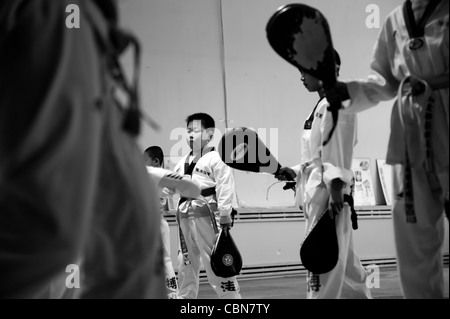 Taekwondo classe di allenamento presso il BoTao Taekwondo scuola nella palestra di Chaoyang, Pechino Foto Stock