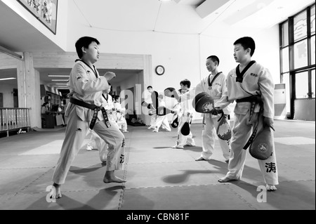 Taekwondo classe di allenamento presso il BoTao Taekwondo scuola nella palestra di Chaoyang, Pechino Foto Stock