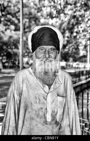 Ritratto di colorato Sika religioso indù uomo nella famosa Bangla Shib Gurudwara Sika Grande Tempio di New Delhi India Foto Stock